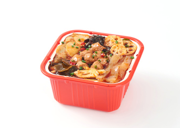 白色背景上摆放的牛油鸭血火腿自热小火锅