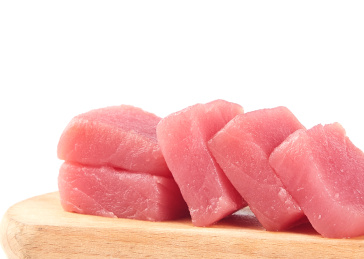白背景上摆放的新鲜金枪鱼肉