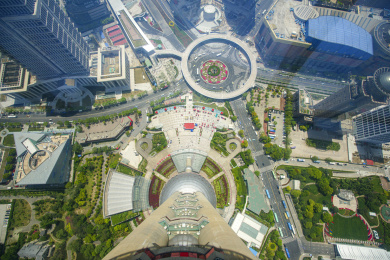 中国上海东方明珠塔俯瞰明珠环岛