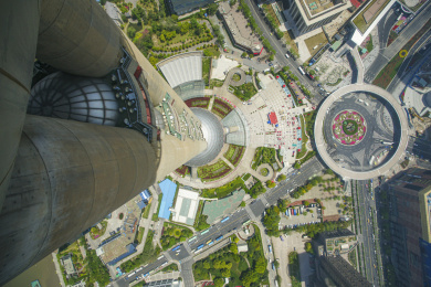 中国上海东方明珠塔俯瞰明珠环岛