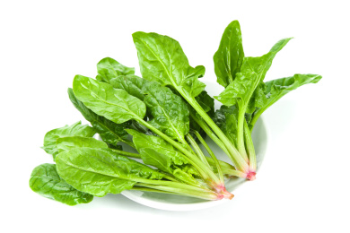 盘子里放着红根菠菜