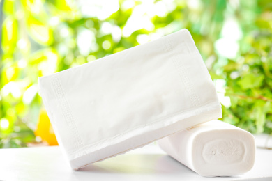 白木板上放着草纸