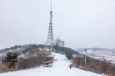 一场大雪后，积满雪花后的旅顺风光