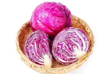 白底上放着一蓝云南新鲜紫甘蓝