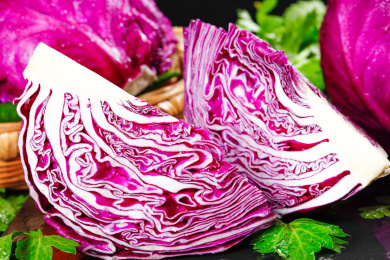 黑底上放着两块半边的山东紫甘蔗