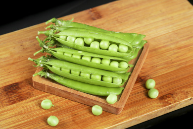 木板木盘里放着一堆青豆荚