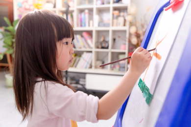 亚洲小女孩周末在家画画