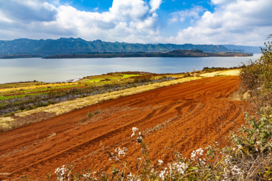 云南会泽念湖边的红土地乡村美景