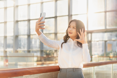 亚洲商务人士用手机视频通话