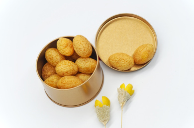 白色背景中九制橄榄蜜饯特写