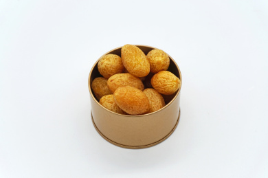 白色背景中九制橄榄蜜饯特写