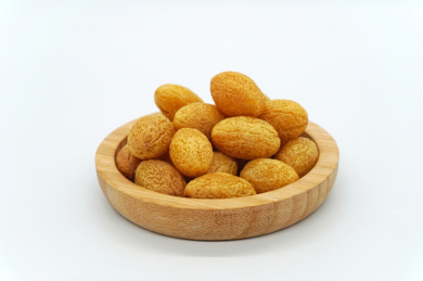 白色背景中九制橄榄蜜饯特写