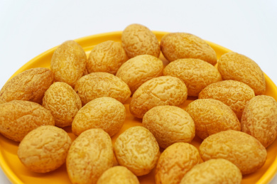 白色背景中九制橄榄蜜饯特写