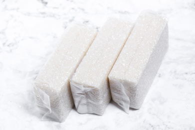 放在白色背景上的真空包装的大米