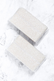 放在白色背景上的真空包装的大米