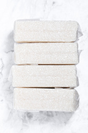 放在白色背景上的真空包装的大米