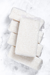 放在白色背景上的真空包装的大米