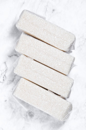 放在白色背景上的真空包装的大米