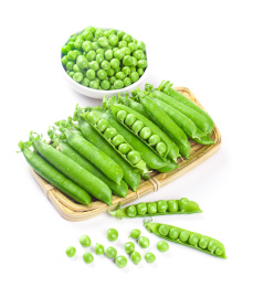 白底上放着一碗豌豆粒和一蓝青豆荚