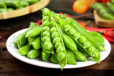 黑底上放着一盘新鲜青豌荚