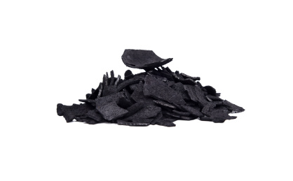 一堆天然椰壳活性炭