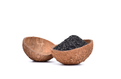 半块椰壳装着椰壳活性炭