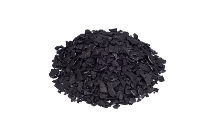 一堆天然椰壳活性炭