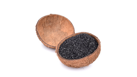 半块椰壳装着椰壳活性炭