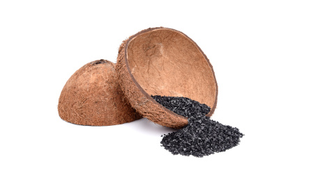 半块椰壳装着椰壳活性炭