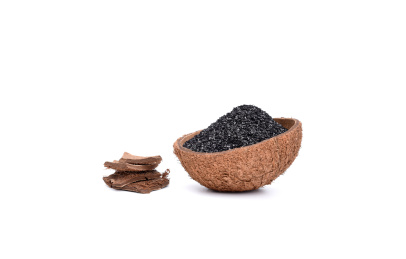 半块椰壳装着椰壳活性炭