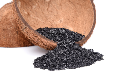 半块椰壳装着椰壳活性炭