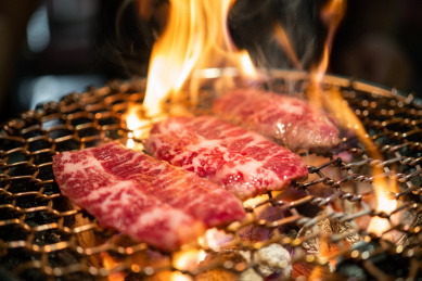 烤盘上正在烤牛肉