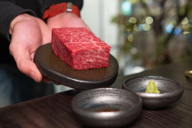 手拿一盘肉砖牛上脑摆盘