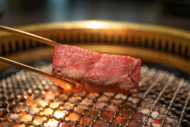 烤盘上正在烤整块牛上脑