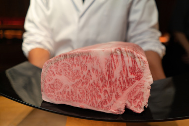 手捧一盘整块现切和牛食材