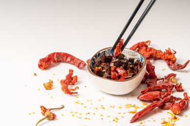 白色背景下的油炸红辣椒段