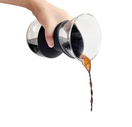 一只手拿玻璃咖啡壶正在倒咖啡