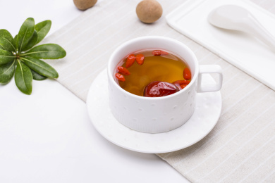 干净背景上的一杯桂圆红枣枸杞茶