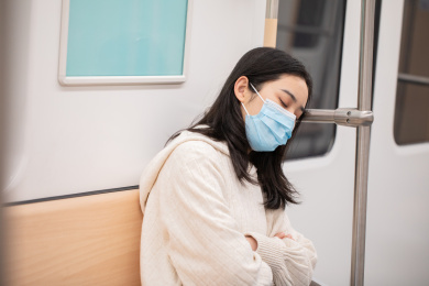 疲倦的年轻人在地铁上睡着了