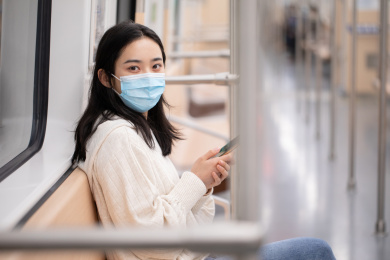 年轻女性戴口罩搭乘地铁戴口罩