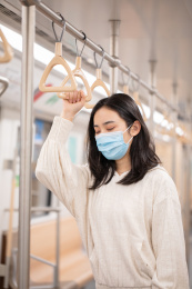 长发女生戴着口罩坐地铁