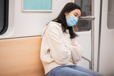 疲倦的年轻人在地铁上睡着了