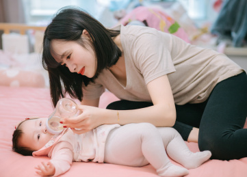 妈妈在给宝宝喂奶 