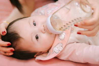 正在喝奶的亚洲小宝宝