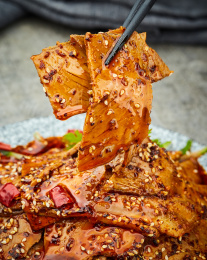 盘子上的香辣凉拌牛肉