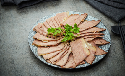 盘子上的香辣凉拌牛肉