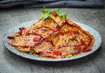 盘子上的香辣凉拌牛肉