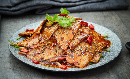 盘子上的香辣凉拌牛肉