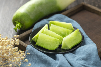 青萝卜摆放在木桌面上深色调