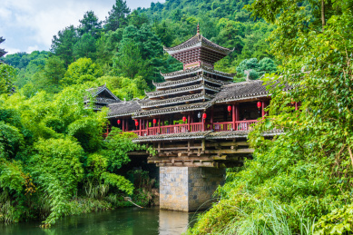 中国贵州贵阳阿哈湖国家湿地公园侗寨风雨桥